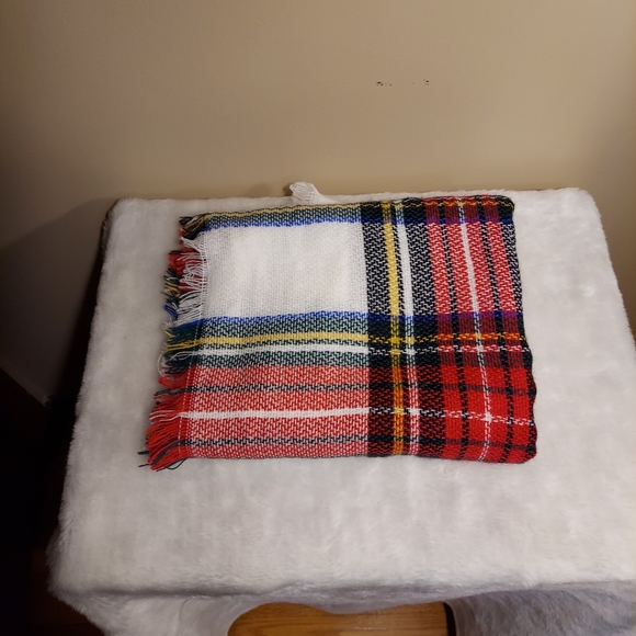 3 Plaid scarfs - Picture 4 of 4